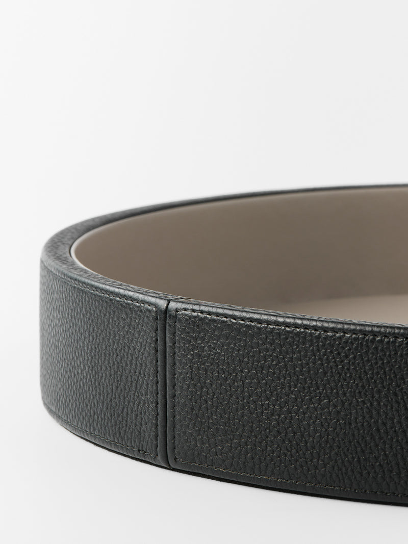 Round leather tray by Lulu Mosquito