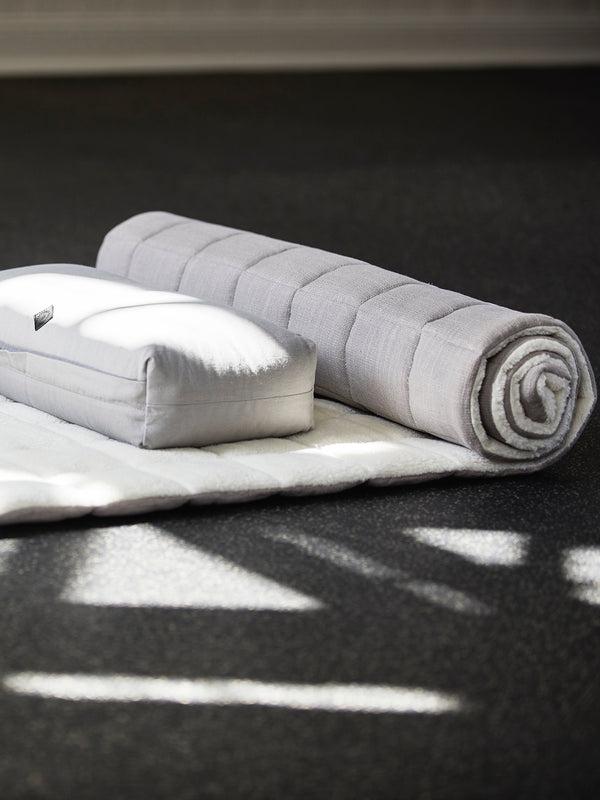 Yoga mattress w/fur and meditation bolster
